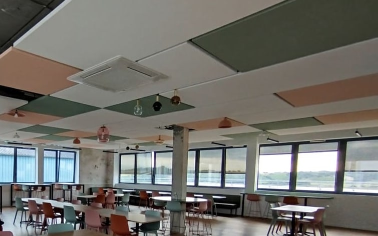 Cassette de climatisation encastrée au plafond d'un restaurant d'entreprise lumineux